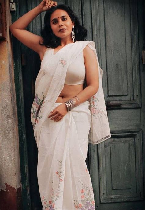 Aunty Shows How to Wear Saree Below Deep Navel